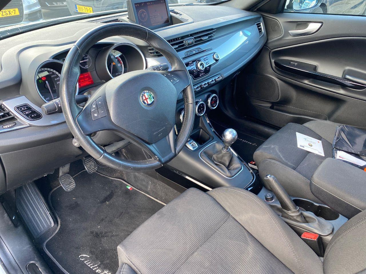 Alfa Romeo Giulietta 1.4 T Distinctive | 2011 | 200.056 km | 66SKD4 | NAP: Logisch - Hatchback: picture 5 Alfa Romeo Giulietta 1.4 T Distinctive | 2011 | 200.056 km | 66SKD4 | NAP: Logisch - Hatchback: picture 5