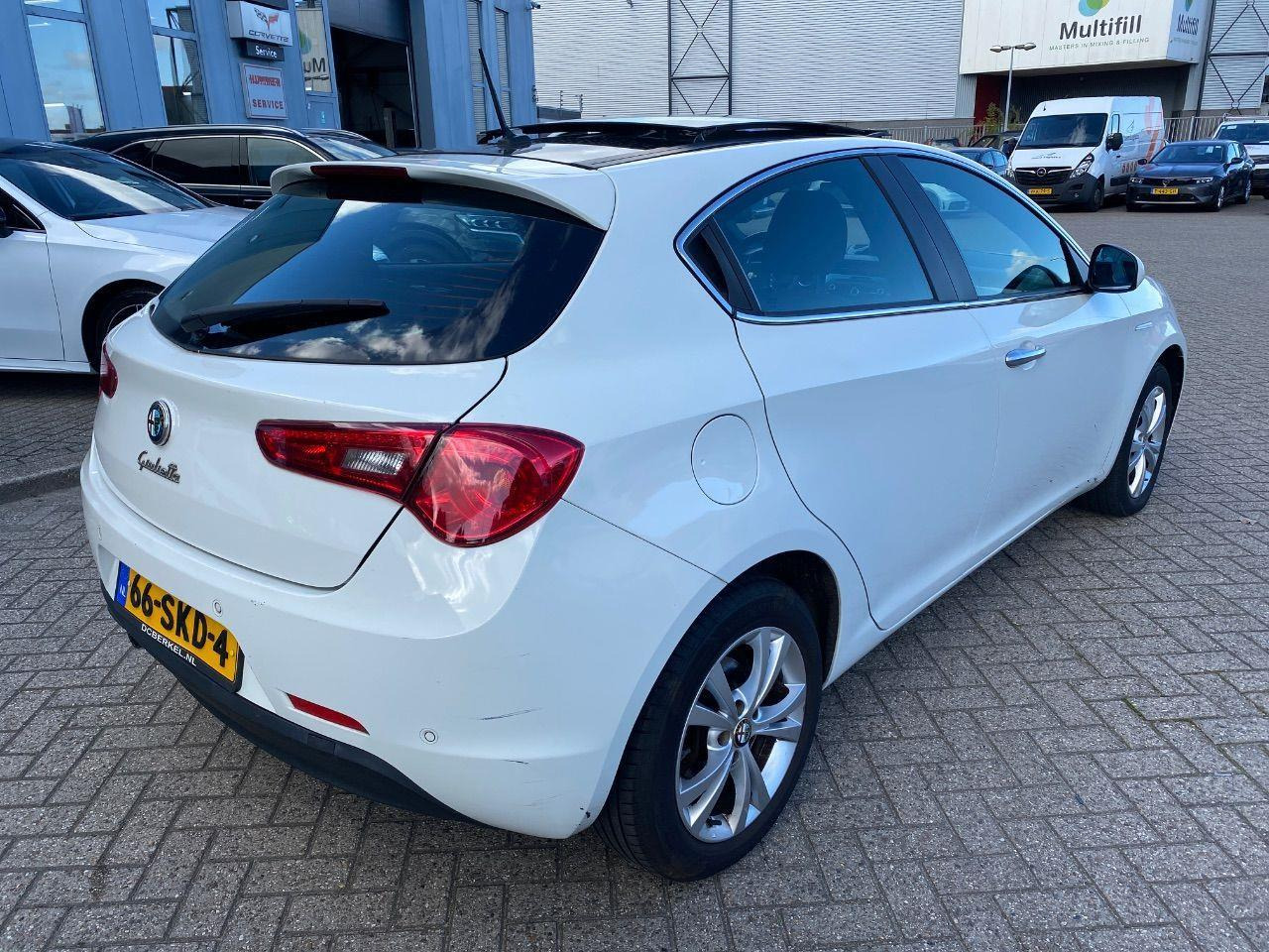 Alfa Romeo Giulietta 1.4 T Distinctive | 2011 | 200.056 km | 66SKD4 | NAP: Logisch - Hatchback: picture 4 Alfa Romeo Giulietta 1.4 T Distinctive | 2011 | 200.056 km | 66SKD4 | NAP: Logisch - Hatchback: picture 4
