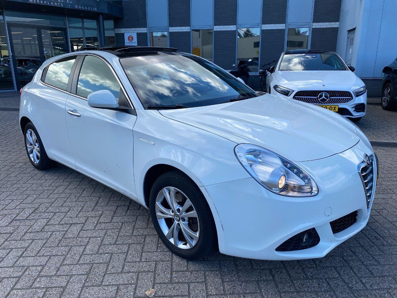 Alfa Romeo Giulietta 1.4 T Distinctive | 2011 | 200.056 km | 66SKD4 | NAP: Logisch - Hatchback: picture 2 Alfa Romeo Giulietta 1.4 T Distinctive | 2011 | 200.056 km | 66SKD4 | NAP: Logisch - Hatchback: picture 2