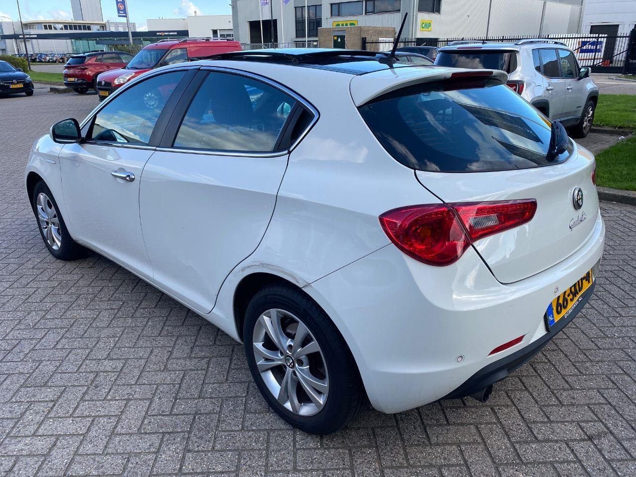 Alfa Romeo Giulietta 1.4 T Distinctive | 2011 | 200.056 km | 66SKD4 | NAP: Logisch - Hatchback: picture 3 Alfa Romeo Giulietta 1.4 T Distinctive | 2011 | 200.056 km | 66SKD4 | NAP: Logisch - Hatchback: picture 3