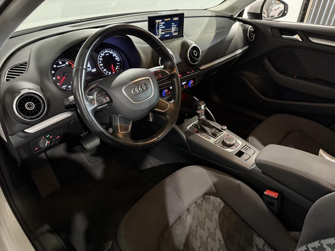 Sedan Audi | A3 Limousine | 1.4 TFSI Attraction Pro Line Plus Automaat | 2016 | 256.538 km | PT353Z | Geen oordeel: picture 10 Sedan Audi | A3 Limousine | 1.4 TFSI Attraction Pro Line Plus Automaat | 2016 | 256.538 km | PT353Z | Geen oordeel: picture 10