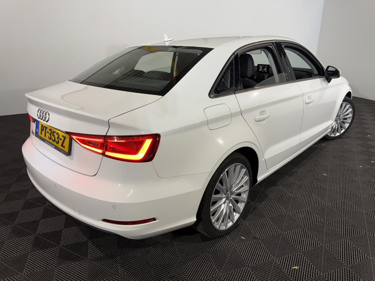 Sedan Audi | A3 Limousine | 1.4 TFSI Attraction Pro Line Plus Automaat | 2016 | 256.538 km | PT353Z | Geen oordeel: picture 7 Sedan Audi | A3 Limousine | 1.4 TFSI Attraction Pro Line Plus Automaat | 2016 | 256.538 km | PT353Z | Geen oordeel: picture 7