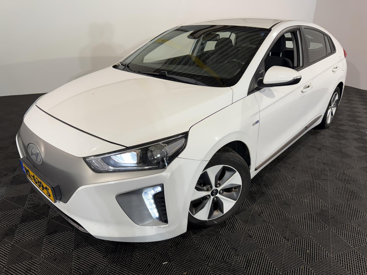 Kia | Stonic | 1.0 T-GDi DynamicLine | 2018 | 230.603 km | RL369S | Logisch - SUV: picture 1 Kia | Stonic | 1.0 T-GDi DynamicLine | 2018 | 230.603 km | RL369S | Logisch - SUV: picture 1