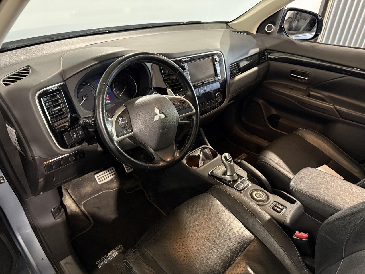 Mitsubishi Outlander 2.0 PHEV Instyle |2013 | 268.145 km | 3-TBJ-10 - SUV: picture 4 Mitsubishi Outlander 2.0 PHEV Instyle |2013 | 268.145 km | 3-TBJ-10 - SUV: picture 4