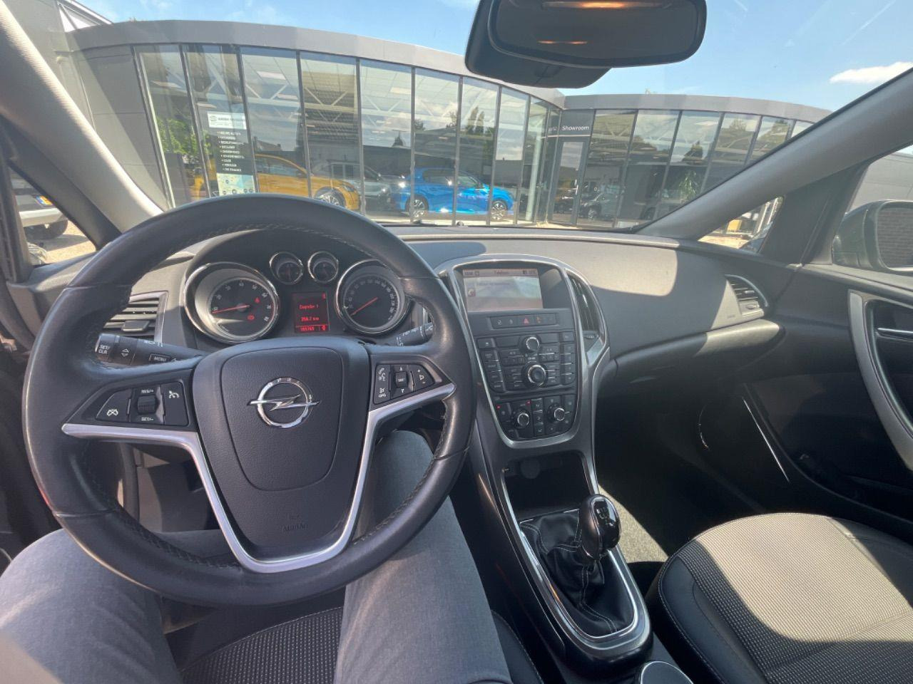 Opel Astra 1.4 Turbo Cosmo | 2011 | 155.769 km | 37RJV5 | NAP: Logisch - Car: picture 5 Opel Astra 1.4 Turbo Cosmo | 2011 | 155.769 km | 37RJV5 | NAP: Logisch - Car: picture 5
