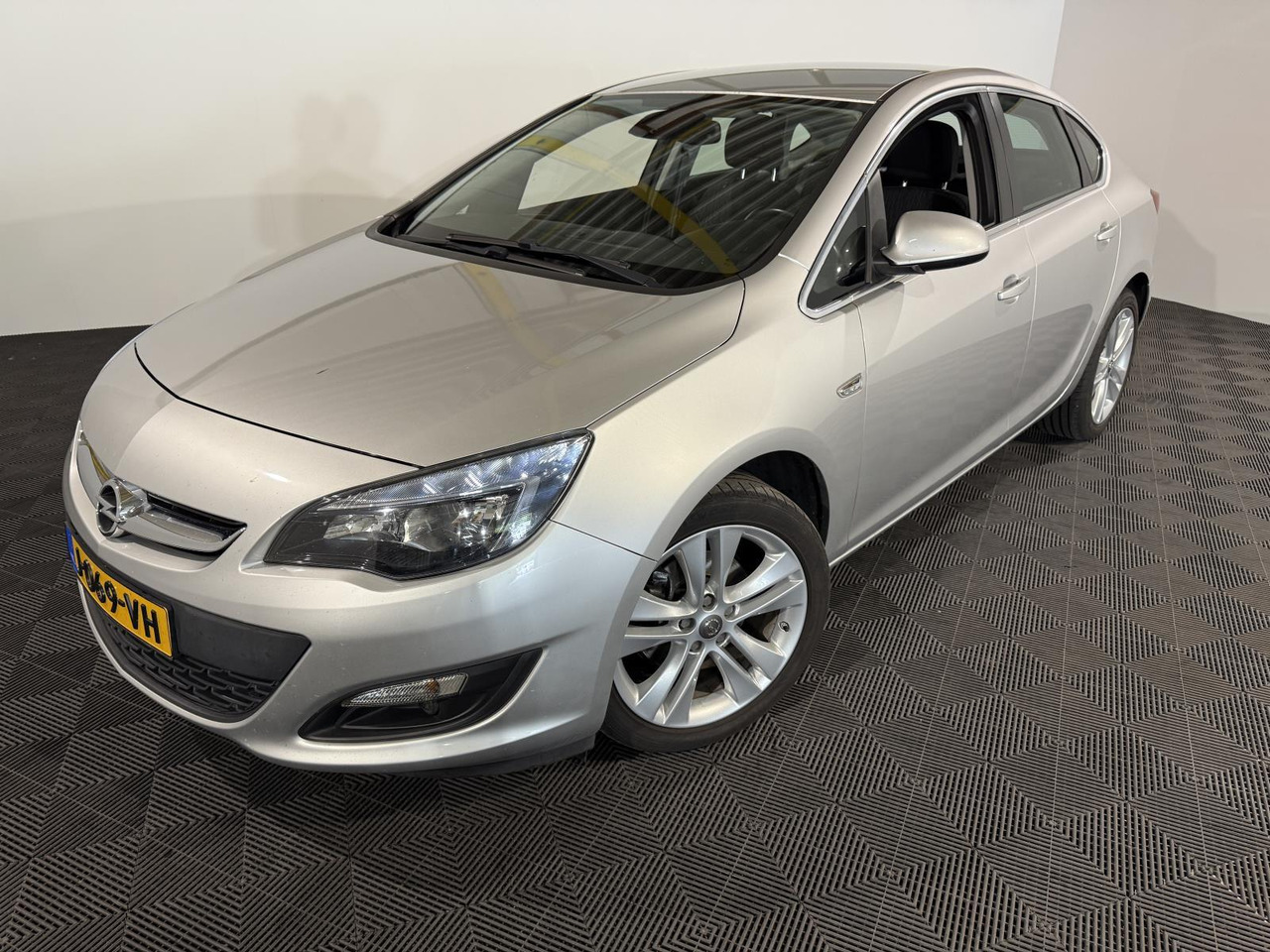 Opel Astra 1.6 CDTi S/S Edition | 2015 | 123.072 km | J-069-VH - Sedan: picture 1 Opel Astra 1.6 CDTi S/S Edition | 2015 | 123.072 km | J-069-VH - Sedan: picture 1