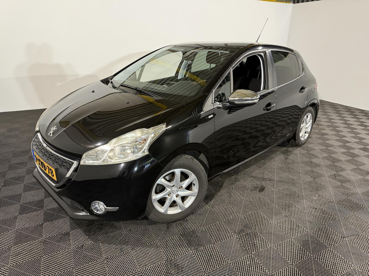Peugeot | 208 | 1.2 VTi Style | 2014 | 191.063 km | 9XVB78 | Logisch - Hatchback: picture 1 Peugeot | 208 | 1.2 VTi Style | 2014 | 191.063 km | 9XVB78 | Logisch - Hatchback: picture 1