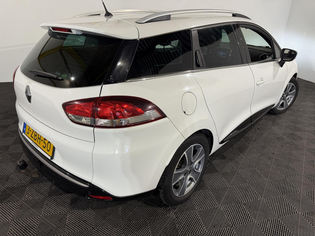 Renault | Clio Estate | 0.9 TCe Night&Day | 2014 | 176.858 km | 3ZBH50 | Logisch - Car: picture 3 Renault | Clio Estate | 0.9 TCe Night&Day | 2014 | 176.858 km | 3ZBH50 | Logisch - Car: picture 3