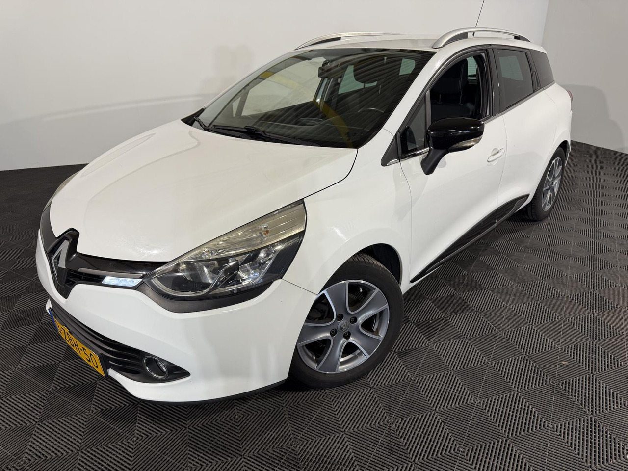 Renault | Clio Estate | 0.9 TCe Night&Day | 2014 | 176.858 km | 3ZBH50 | Logisch - Car: picture 1 Renault | Clio Estate | 0.9 TCe Night&Day | 2014 | 176.858 km | 3ZBH50 | Logisch - Car: picture 1