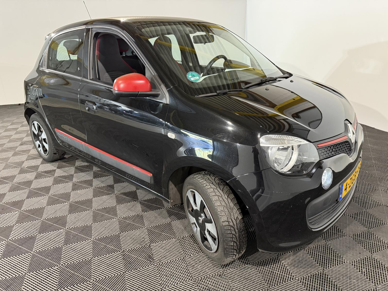 Renault | Twingo | 1.0 SCe Expression | 2015 | 226.056 km | 4ZGB99 | Logisch - Hatchback: picture 5 Renault | Twingo | 1.0 SCe Expression | 2015 | 226.056 km | 4ZGB99 | Logisch - Hatchback: picture 5