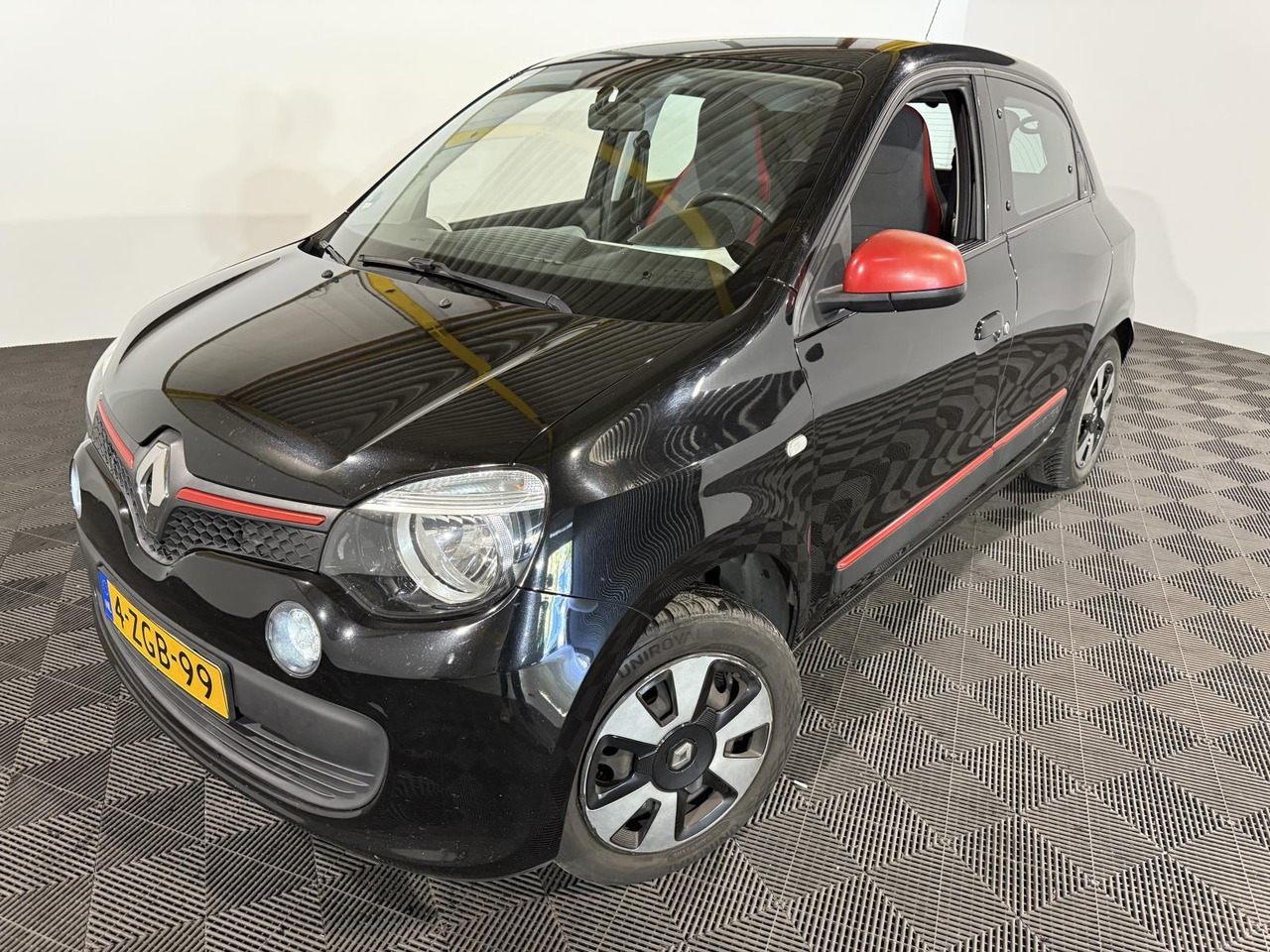 Renault | Twingo | 1.0 SCe Expression | 2015 | 226.056 km | 4ZGB99 | Logisch - Hatchback: picture 1 Renault | Twingo | 1.0 SCe Expression | 2015 | 226.056 km | 4ZGB99 | Logisch - Hatchback: picture 1