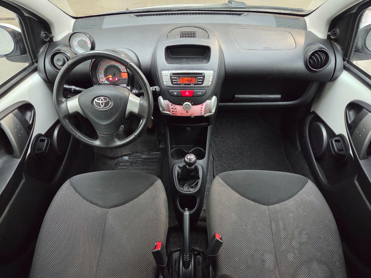 Toyota Aygo 1.0 VVT - i Now | 2014 | 131.940 km | TP714L | NAP: Geen oordeel - Hatchback: picture 5 Toyota Aygo 1.0 VVT - i Now | 2014 | 131.940 km | TP714L | NAP: Geen oordeel - Hatchback: picture 5