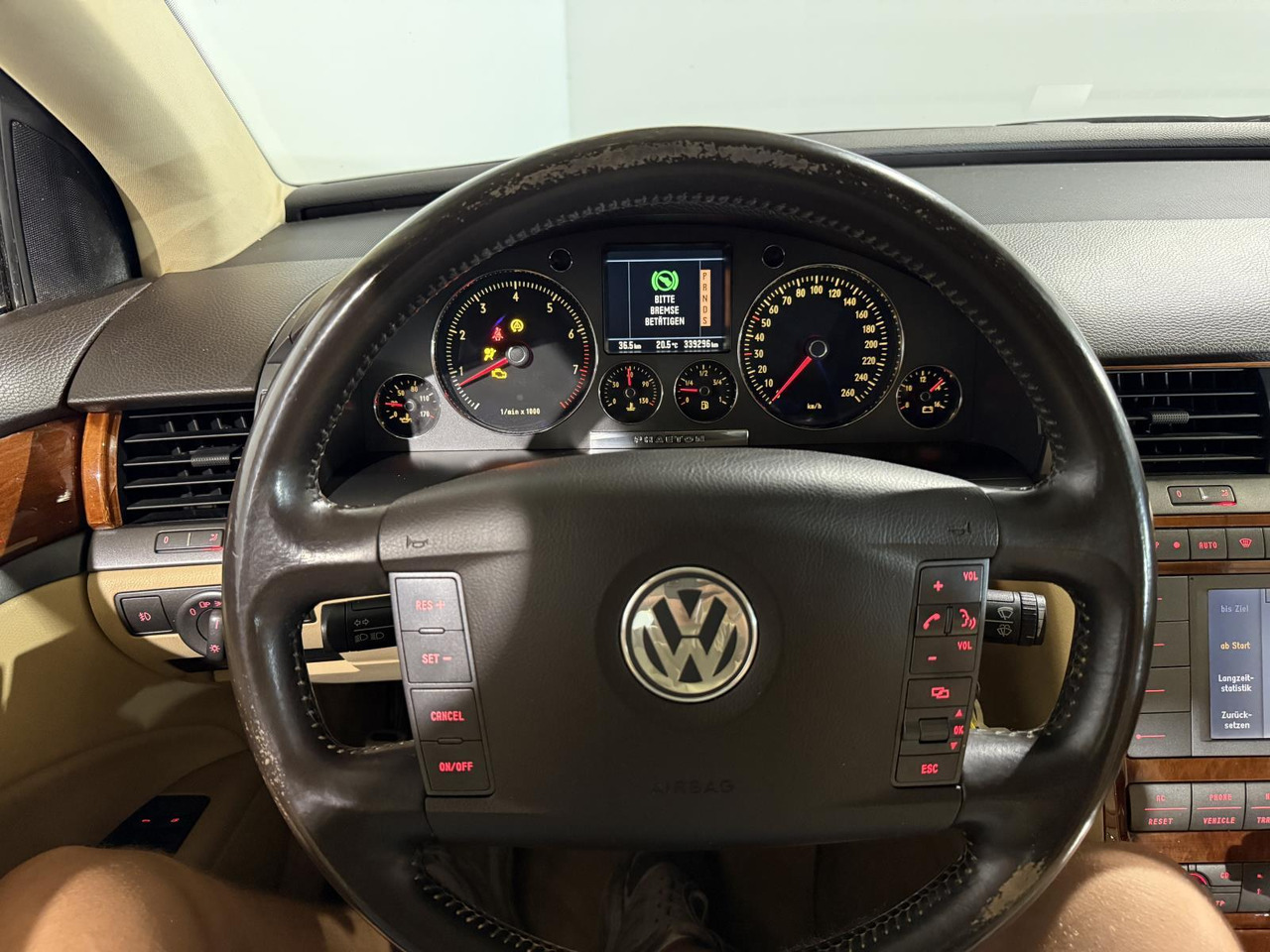 Volkswagen | Phaeton | 3.2 V6 5p. Automaat | 2003 | 339.296 km | 82RFD3 | Geen oordeel - Sedan: picture 2 Volkswagen | Phaeton | 3.2 V6 5p. Automaat | 2003 | 339.296 km | 82RFD3 | Geen oordeel - Sedan: picture 2