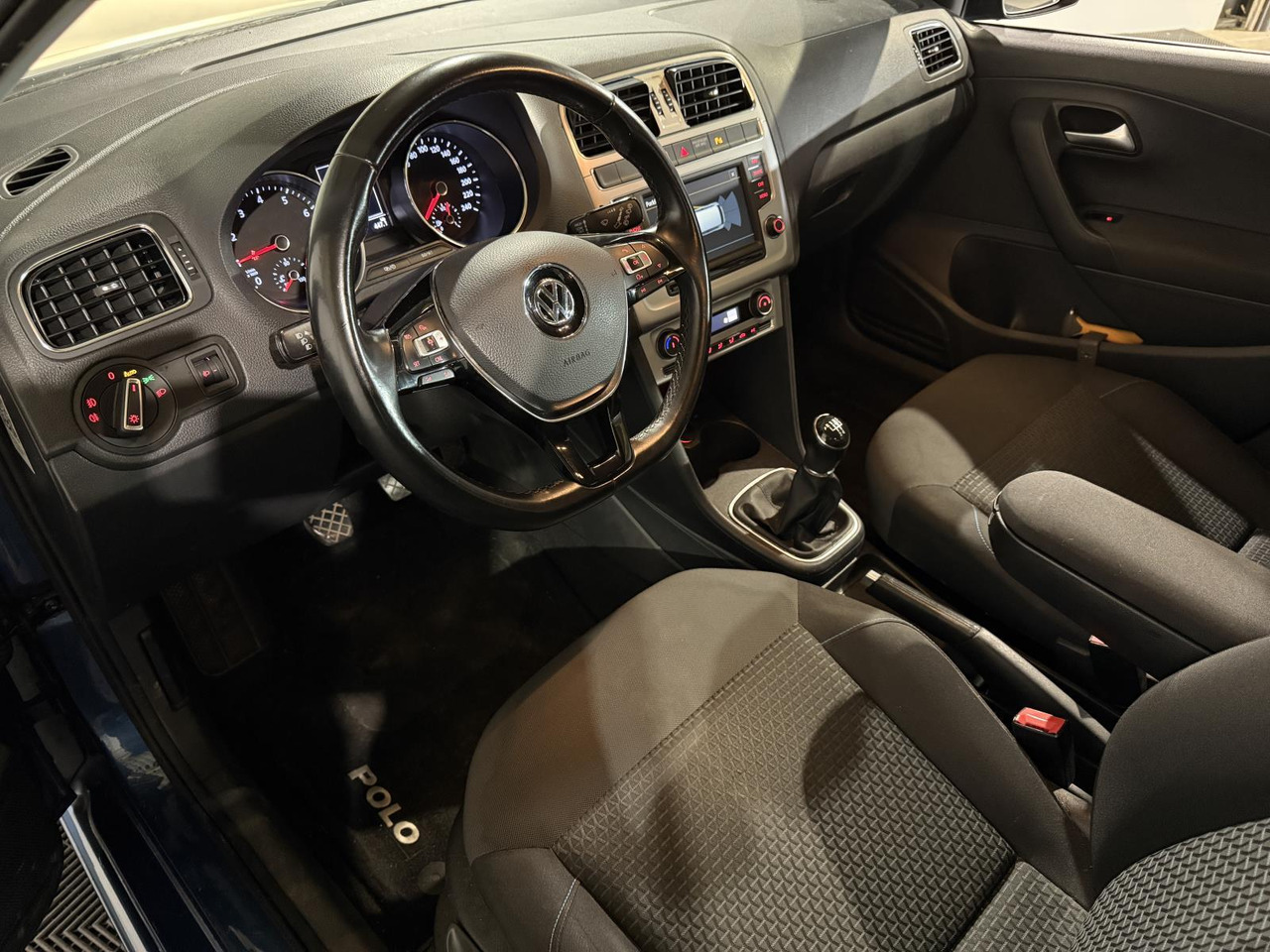 Volkswagen | Polo | 1.0 BlueMotion Edition | 2015 | 255.096 km | GN363H | Logisch - Hatchback: picture 4 Volkswagen | Polo | 1.0 BlueMotion Edition | 2015 | 255.096 km | GN363H | Logisch - Hatchback: picture 4