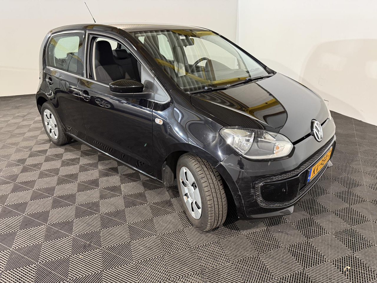 Volkswagen Up 1.0 Move up! BlueMotion | 2015 | 169.625 km | KV-984-T - Hatchback: picture 4 Volkswagen Up 1.0 Move up! BlueMotion | 2015 | 169.625 km | KV-984-T - Hatchback: picture 4