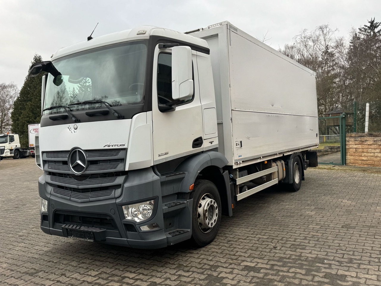 Mercedes-Benz Antos 1836L/4x2/2t.LBW/2xAHK/aus.1Hand/16.Pal. - Beverage truck: picture 3 Mercedes-Benz Antos 1836L/4x2/2t.LBW/2xAHK/aus.1Hand/16.Pal. - Beverage truck: picture 3