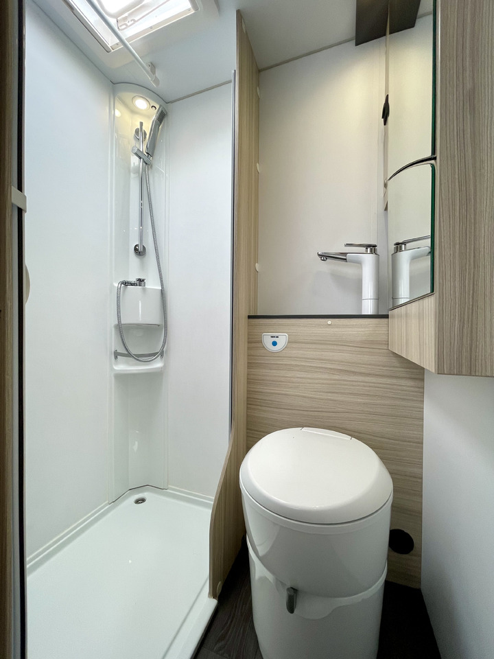 Alcove motorhome SUN LIVING A 70 DK: picture 9