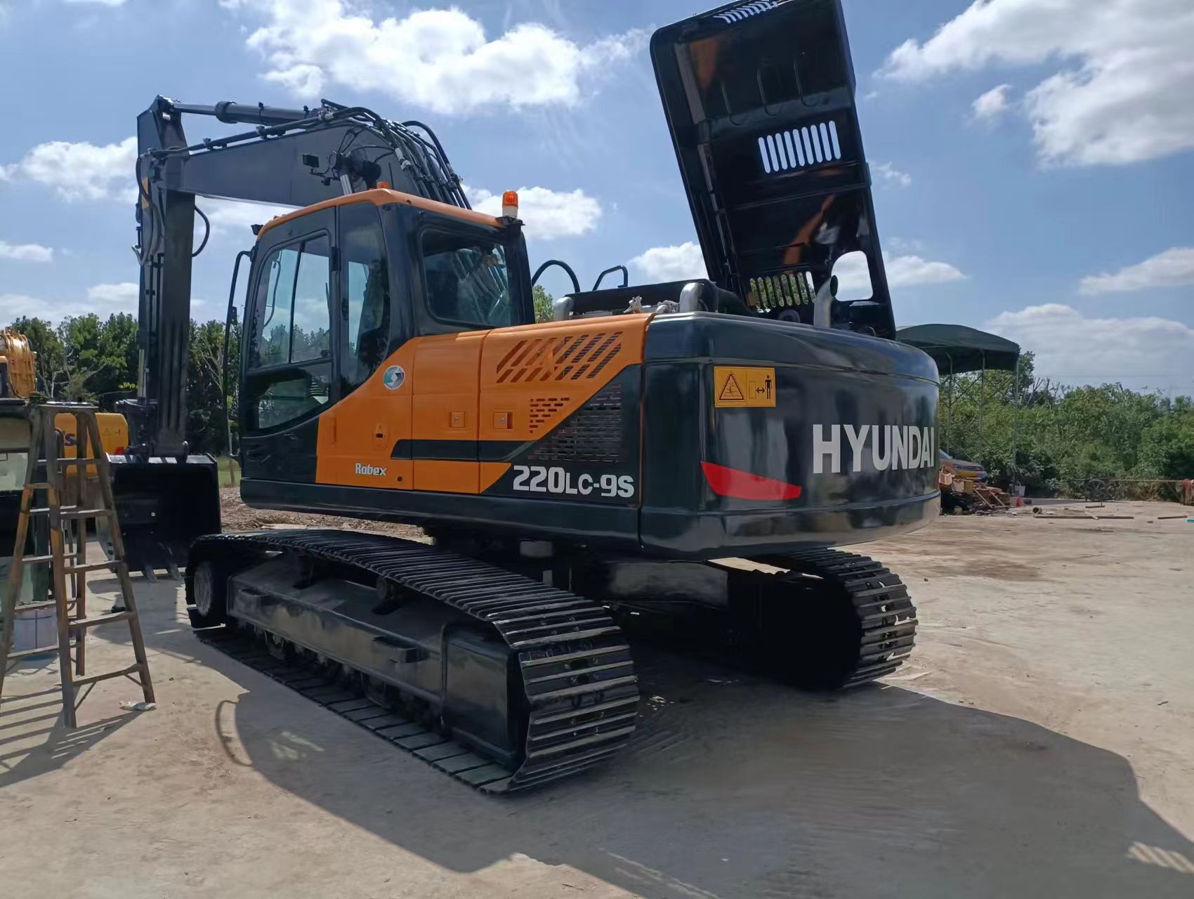 Hyundai 220 - Crawler excavator: picture 2 Hyundai 220 - Crawler excavator: picture 2
