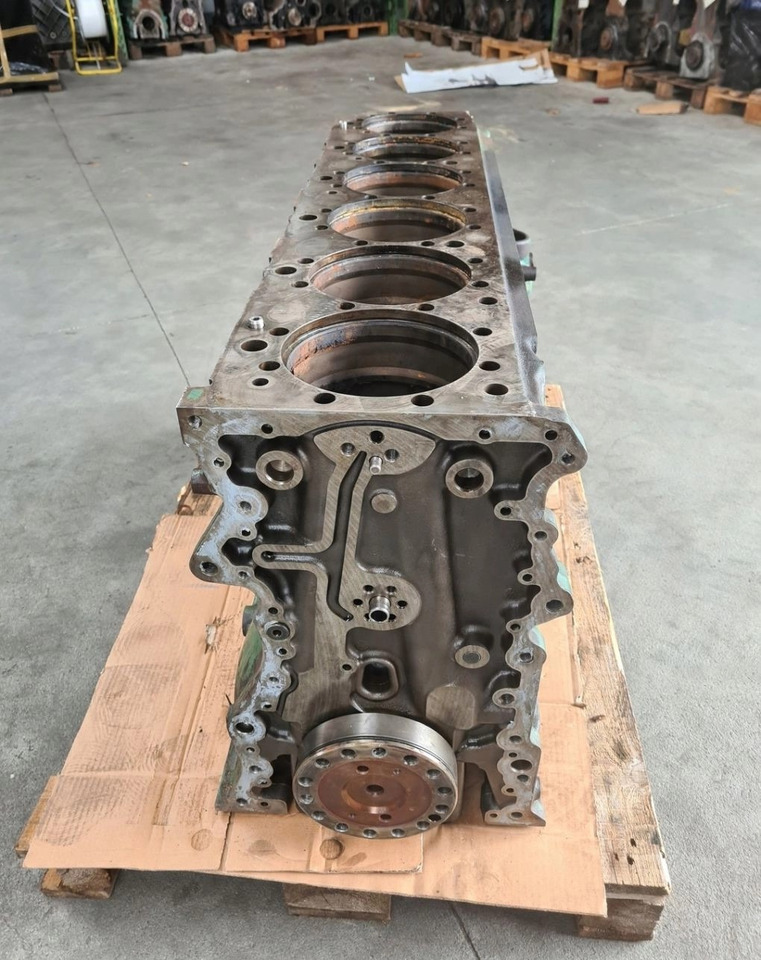 BLOK SILNIKA SŁUPEK WAŁ VOLVO FH 16 D16E 660 D16*015956* - Cylinder block: picture 5 BLOK SILNIKA SŁUPEK WAŁ VOLVO FH 16 D16E 660 D16*015956* - Cylinder block: picture 5