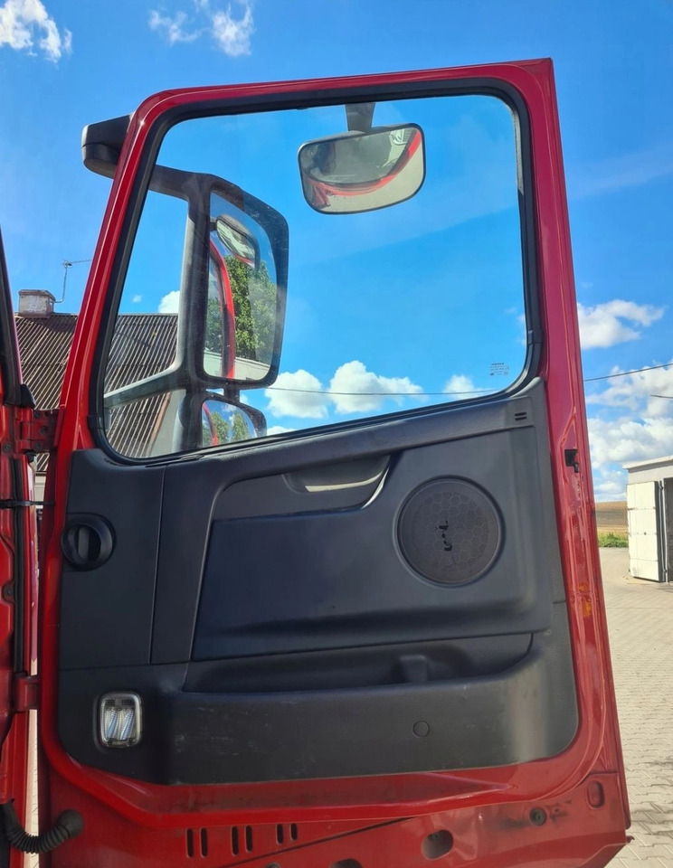 DRZWI KOMPLETNE PRAWE VOLVO FH 13 LIFT EURO 5 - Door and parts: picture 1 DRZWI KOMPLETNE PRAWE VOLVO FH 13 LIFT EURO 5 - Door and parts: picture 1
