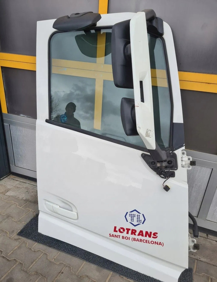 DRZWI KOMPLETNE PRAWE VOLVO FH 4 1103 - Door and parts: picture 1 DRZWI KOMPLETNE PRAWE VOLVO FH 4 1103 - Door and parts: picture 1