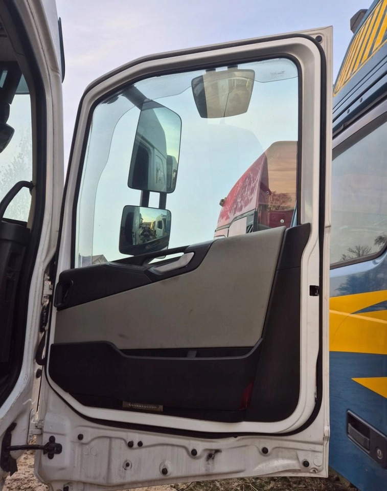 DRZWI KOMPLETNE PRAWE VOLVO FH 4 1110 - Door and parts: picture 2 DRZWI KOMPLETNE PRAWE VOLVO FH 4 1110 - Door and parts: picture 2