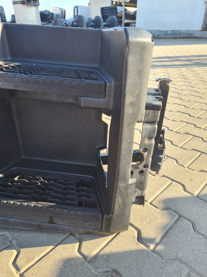 RENAULT STOPNICA KOMPLETNA PRAWA STELAŻ STOPNICY STOPNIA RENAULT GAMA T RANGE - Footstep for Truck: picture 5 RENAULT STOPNICA KOMPLETNA PRAWA STELAŻ STOPNICY STOPNIA RENAULT GAMA T RANGE - Footstep for Truck: picture 5