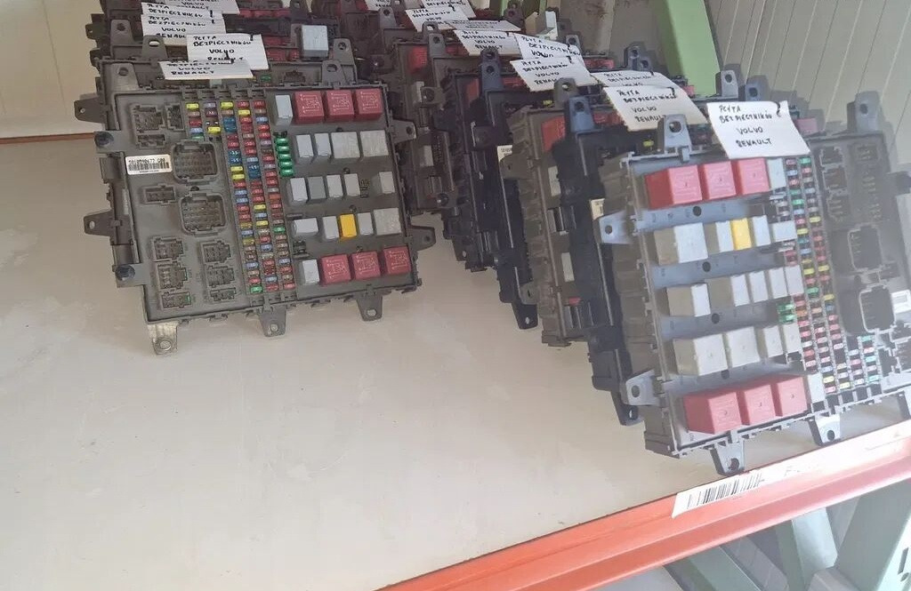 RENAULT TABLICA PŁYTA SKRZYNKA BEZPIECZNIKÓW RENAULT PREMIUM DXI MAGNUM DXI LANDER VOLVO FL FE - Fuse for Truck: picture 1 RENAULT TABLICA PŁYTA SKRZYNKA BEZPIECZNIKÓW RENAULT PREMIUM DXI MAGNUM DXI LANDER VOLVO FL FE - Fuse for Truck: picture 1