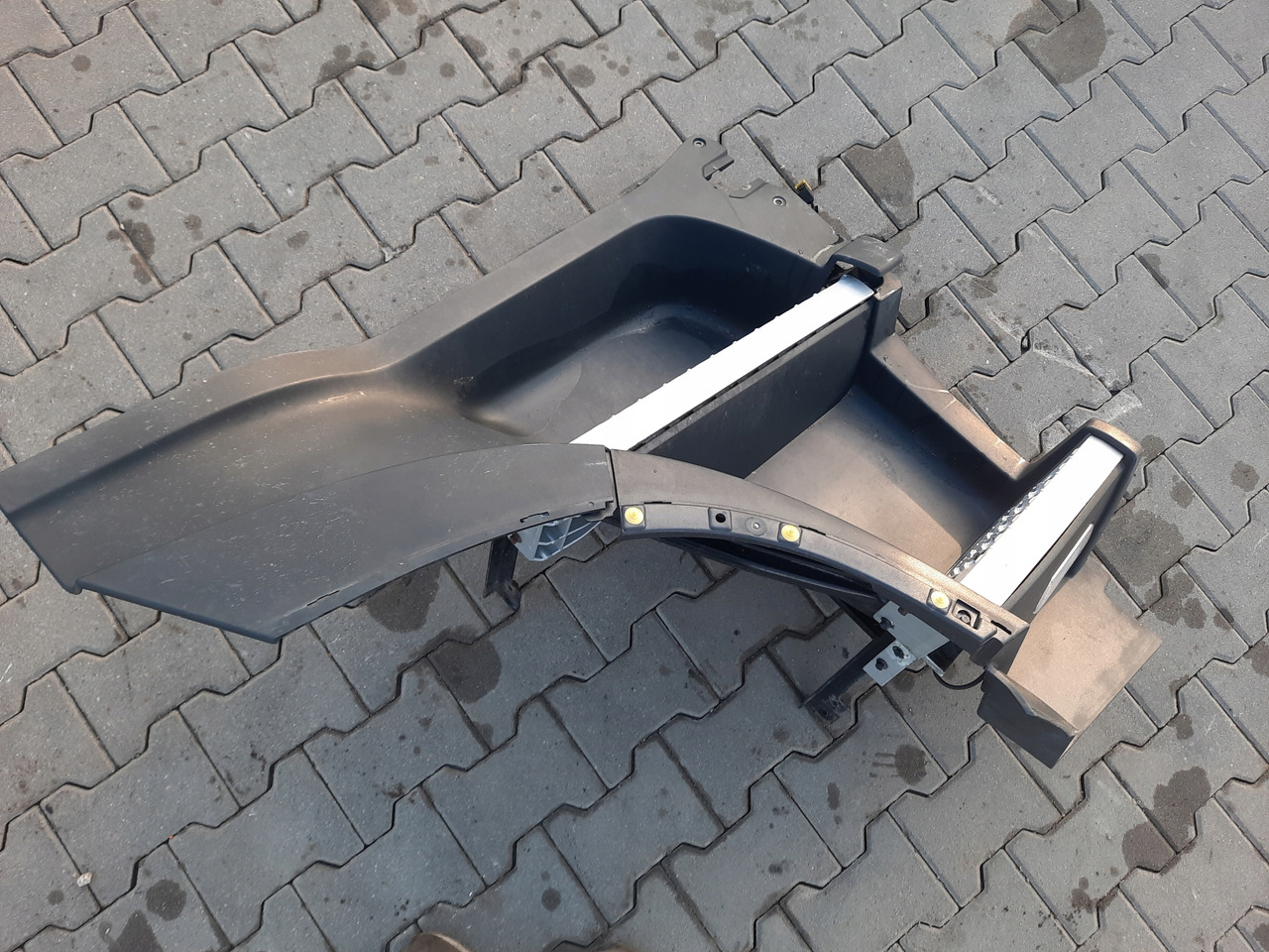 VOLVO STOPIEŃ STOPNICA PRAWA STELAŻ ORYGINAŁ VOLVO FH 4 - Footstep for Truck: picture 2 VOLVO STOPIEŃ STOPNICA PRAWA STELAŻ ORYGINAŁ VOLVO FH 4 - Footstep for Truck: picture 2