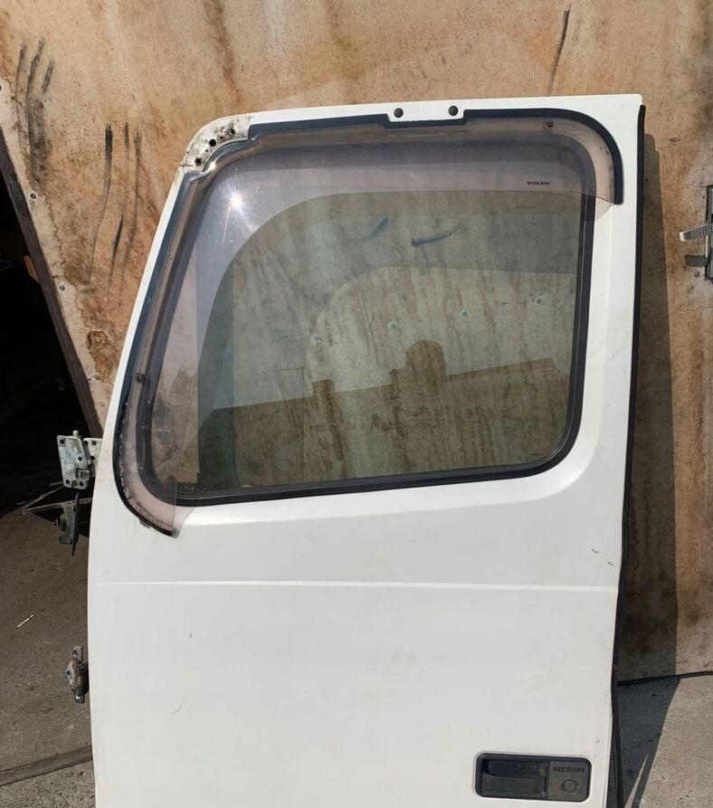 Volvo FH 12 13 - Door and parts for Truck: picture 1 Volvo FH 12 13 - Door and parts for Truck: picture 1