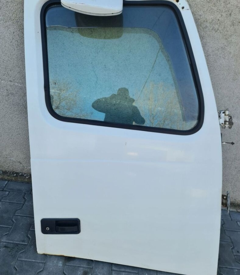 Volvo FH - Door and parts for Truck: picture 1 Volvo FH - Door and parts for Truck: picture 1