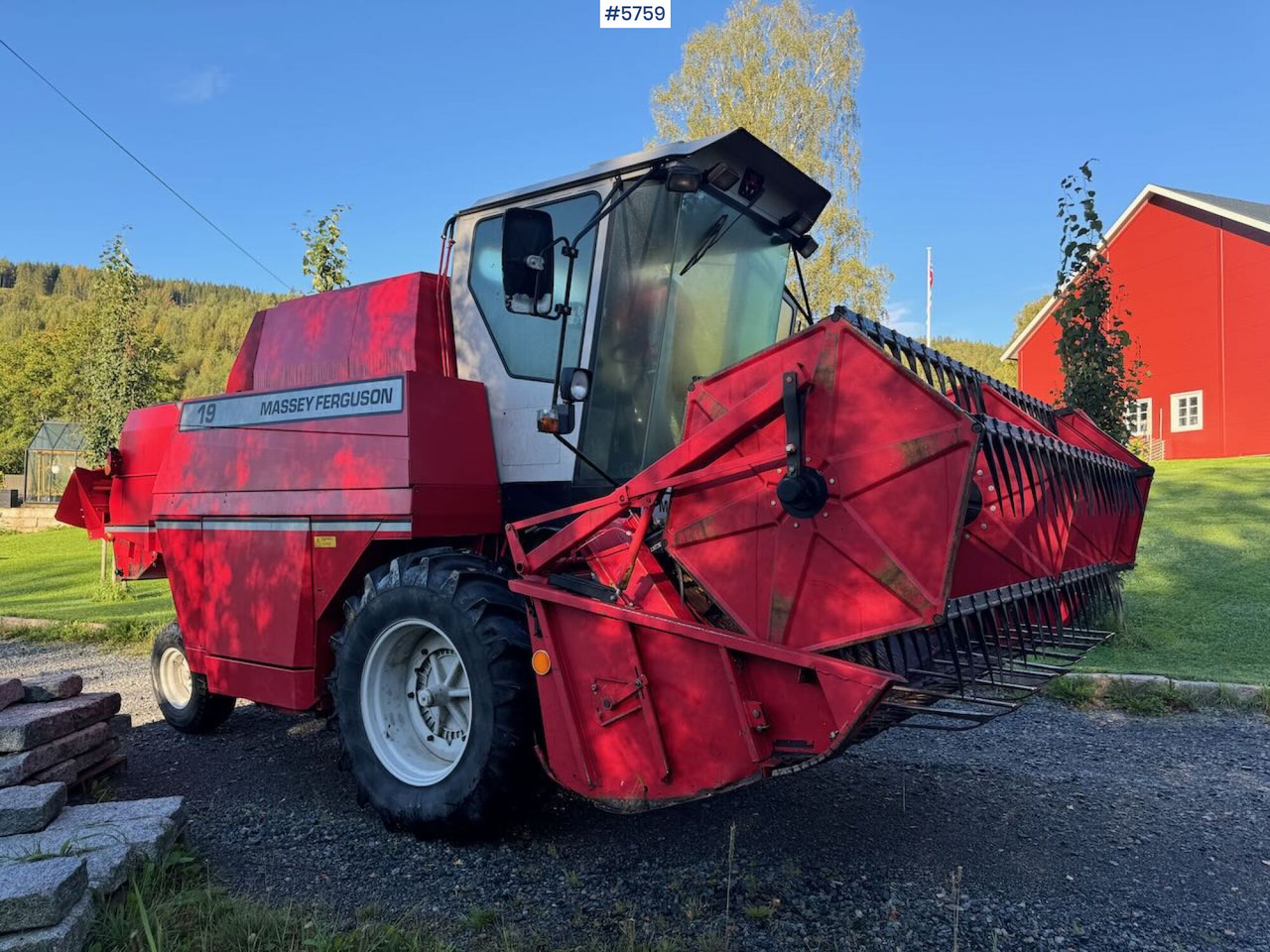 1995 Massey ferguson 19 - Combine harvester: picture 1 1995 Massey ferguson 19 - Combine harvester: picture 1