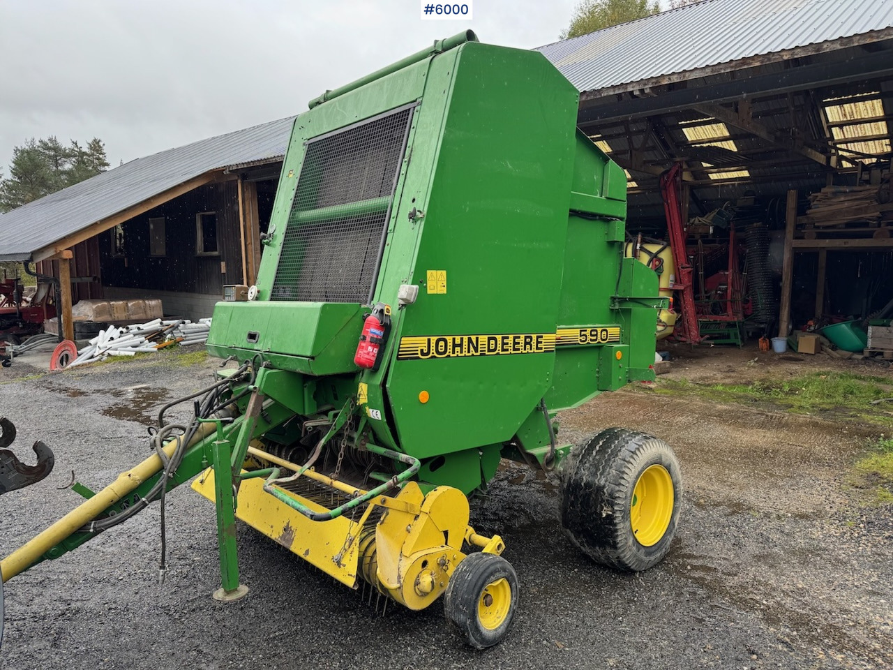 2000 John Deere 590 Round Baler. - Hay and forage equipment: picture 1 2000 John Deere 590 Round Baler. - Hay and forage equipment: picture 1