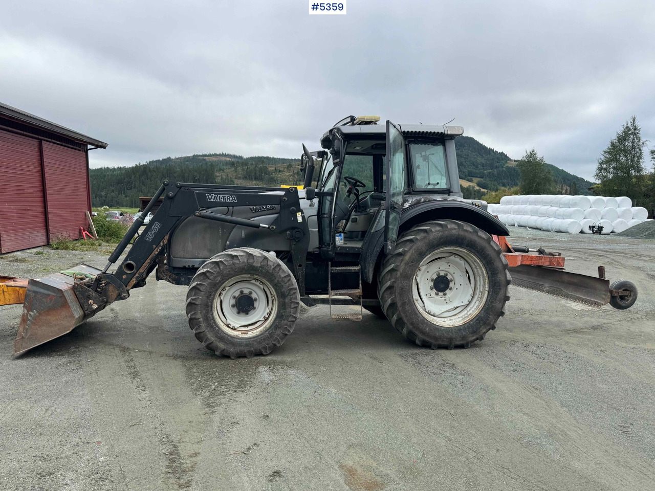 2004 Valtra M120-4 w/ loader and bucket - Farm tractor: picture 2 2004 Valtra M120-4 w/ loader and bucket - Farm tractor: picture 2