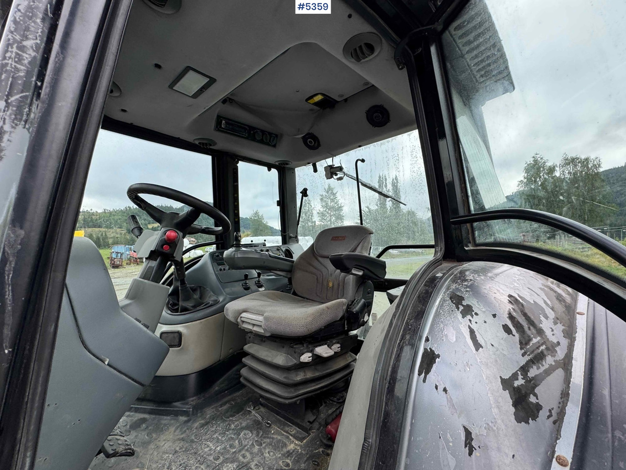 2004 Valtra M120-4 w/ loader and bucket - Farm tractor: picture 5 2004 Valtra M120-4 w/ loader and bucket - Farm tractor: picture 5