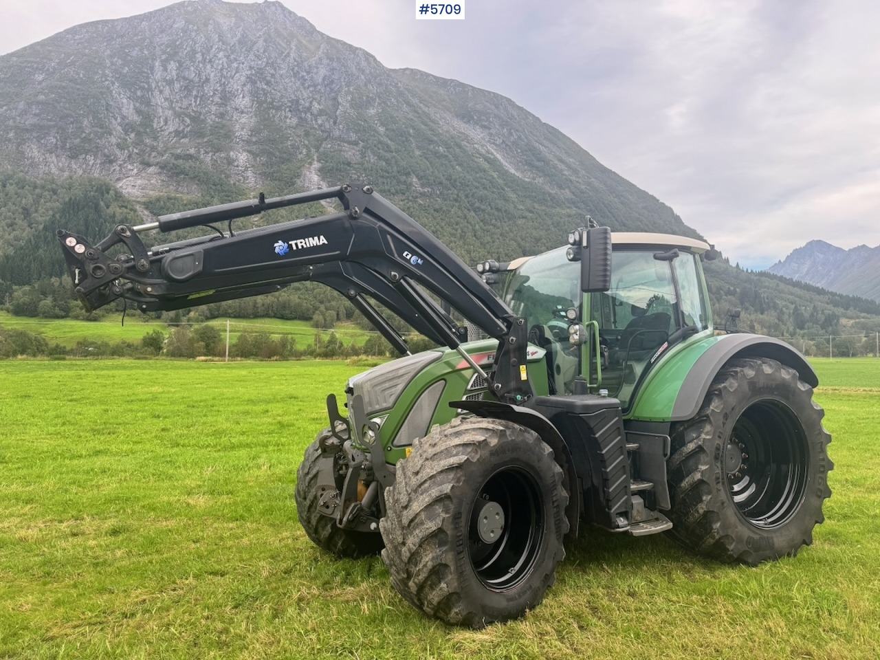 2017 Fendt 724 Vario w/ GPS, Front PTO, Loader and hydraulics. - Farm tractor: picture 3 2017 Fendt 724 Vario w/ GPS, Front PTO, Loader and hydraulics. - Farm tractor: picture 3