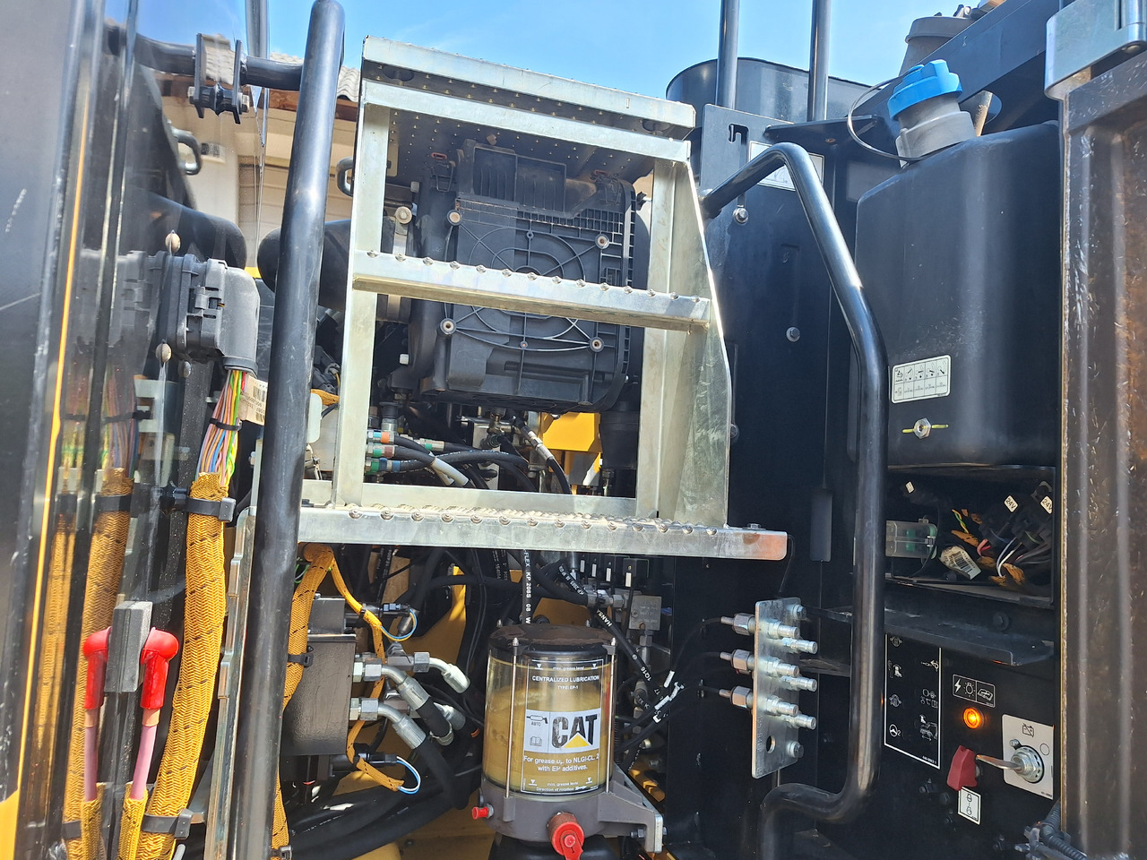 Construction machinery CAT 314F: picture 6