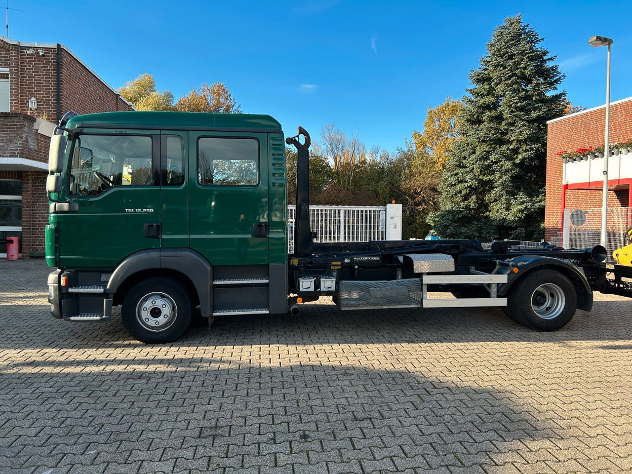 MAN 12.250 Doppelkabine Abroller - Hook lift truck: picture 2 MAN 12.250 Doppelkabine Abroller - Hook lift truck: picture 2