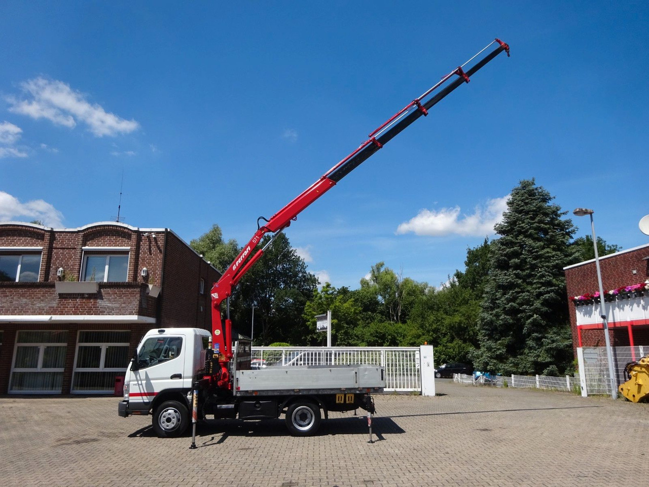 Mitsubishi Fuso Canter 7C18 + Ferrari F571 Kran - Flatbed van: picture 1 Mitsubishi Fuso Canter 7C18 + Ferrari F571 Kran - Flatbed van: picture 1
