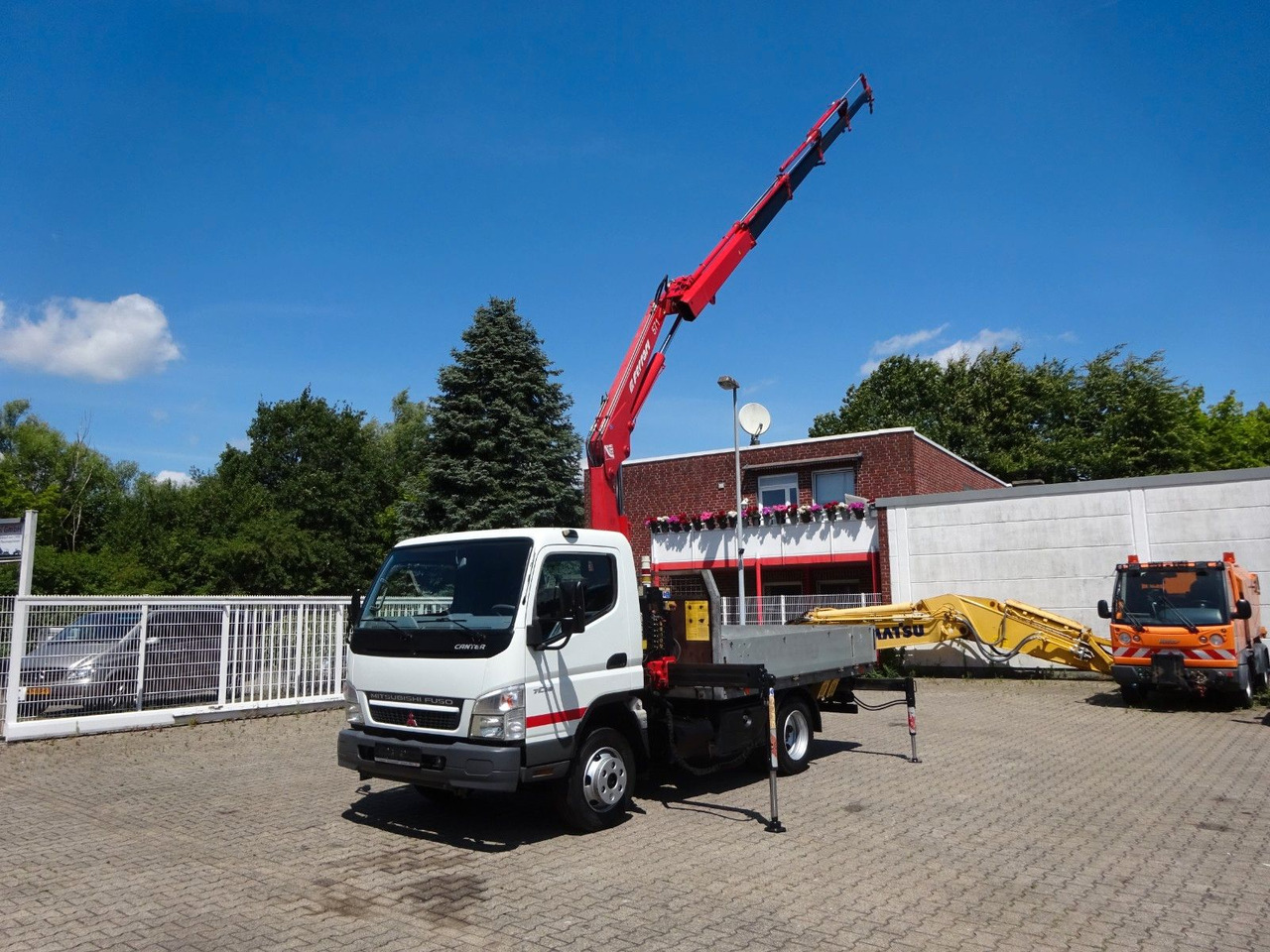 Mitsubishi Fuso Canter 7C18 + Ferrari F571 Kran - Flatbed van: picture 2 Mitsubishi Fuso Canter 7C18 + Ferrari F571 Kran - Flatbed van: picture 2