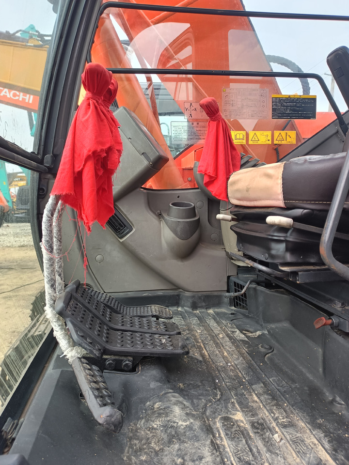 Crawler excavator HITACHI ZX135: picture 8
