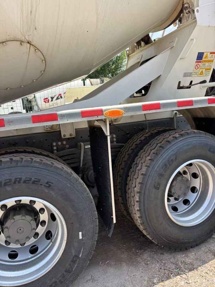 HOWO - Concrete mixer truck: picture 2 HOWO - Concrete mixer truck: picture 2