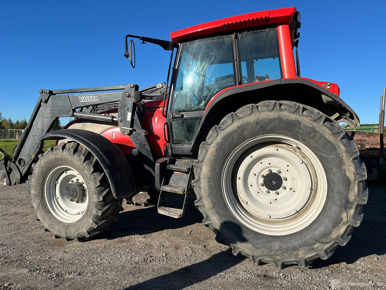Valtra T190, etukuormaajalla, vm. 2003, Petäjävesi - Agricultural machinery: picture 2 Valtra T190, etukuormaajalla, vm. 2003, Petäjävesi - Agricultural machinery: picture 2