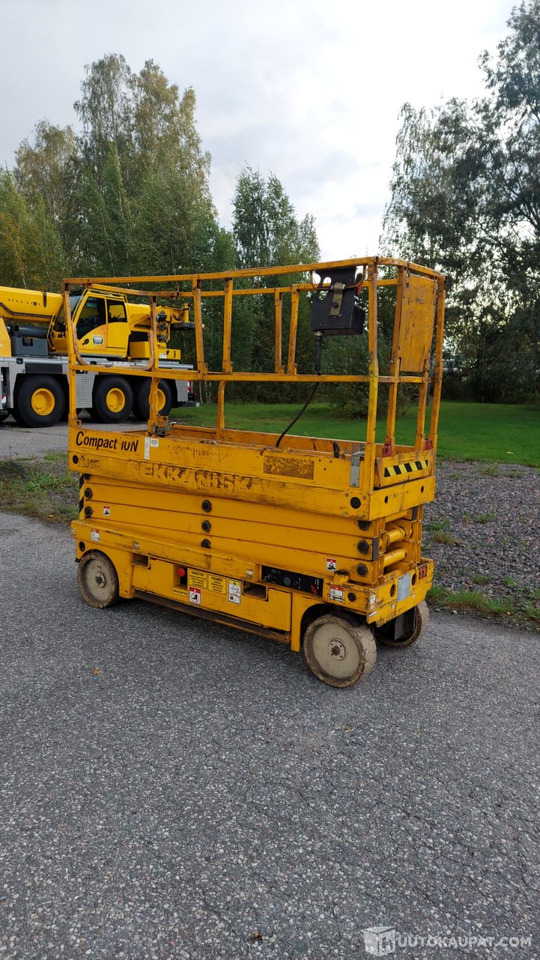 Haulotte Compact 10 N, 2005 Saksilava nostin, Vantaa - Construction machinery: picture 2 Haulotte Compact 10 N, 2005 Saksilava nostin, Vantaa - Construction machinery: picture 2