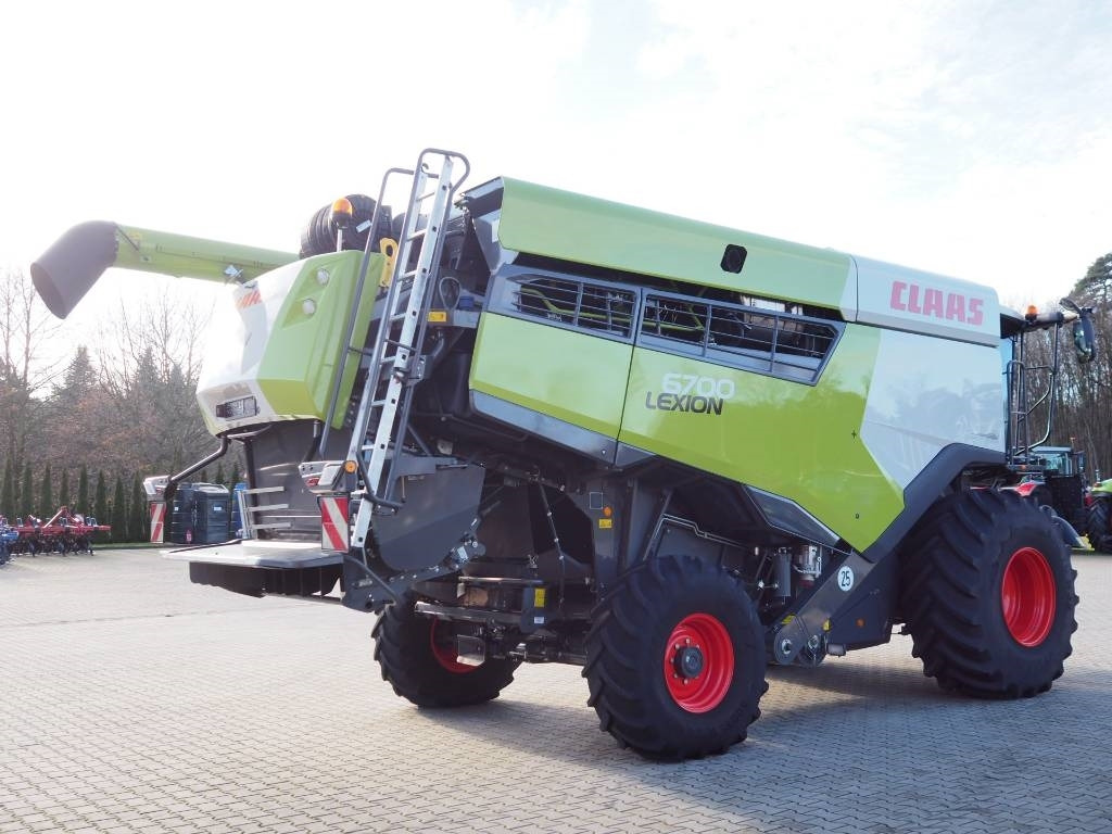 Claas Lexion 6700 + V930 - Combine harvester: picture 3 Claas Lexion 6700 + V930 - Combine harvester: picture 3