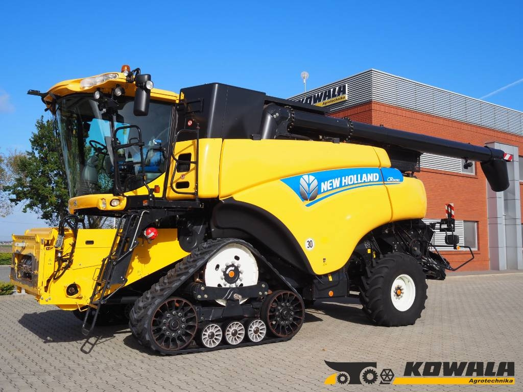 New Holland CR 9090 SmartTrax 4WD + VF 10,7 m  - Combine harvester: picture 1 New Holland CR 9090 SmartTrax 4WD + VF 10,7 m  - Combine harvester: picture 1