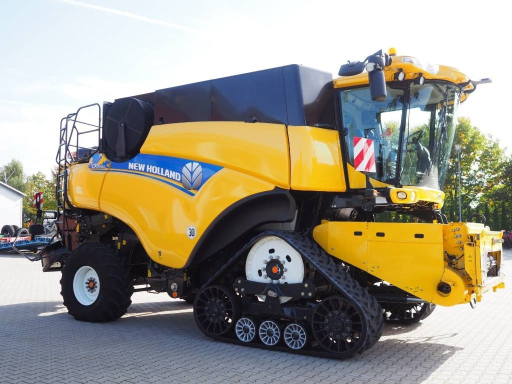 New Holland CR 9090 SmartTrax 4WD + VF 10,7 m  - Combine harvester: picture 4 New Holland CR 9090 SmartTrax 4WD + VF 10,7 m  - Combine harvester: picture 4