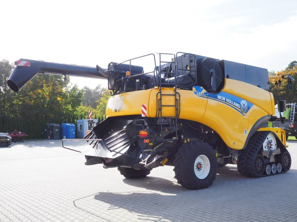 New Holland CR 9090 SmartTrax 4WD + VF 10,7 m  - Combine harvester: picture 3 New Holland CR 9090 SmartTrax 4WD + VF 10,7 m  - Combine harvester: picture 3
