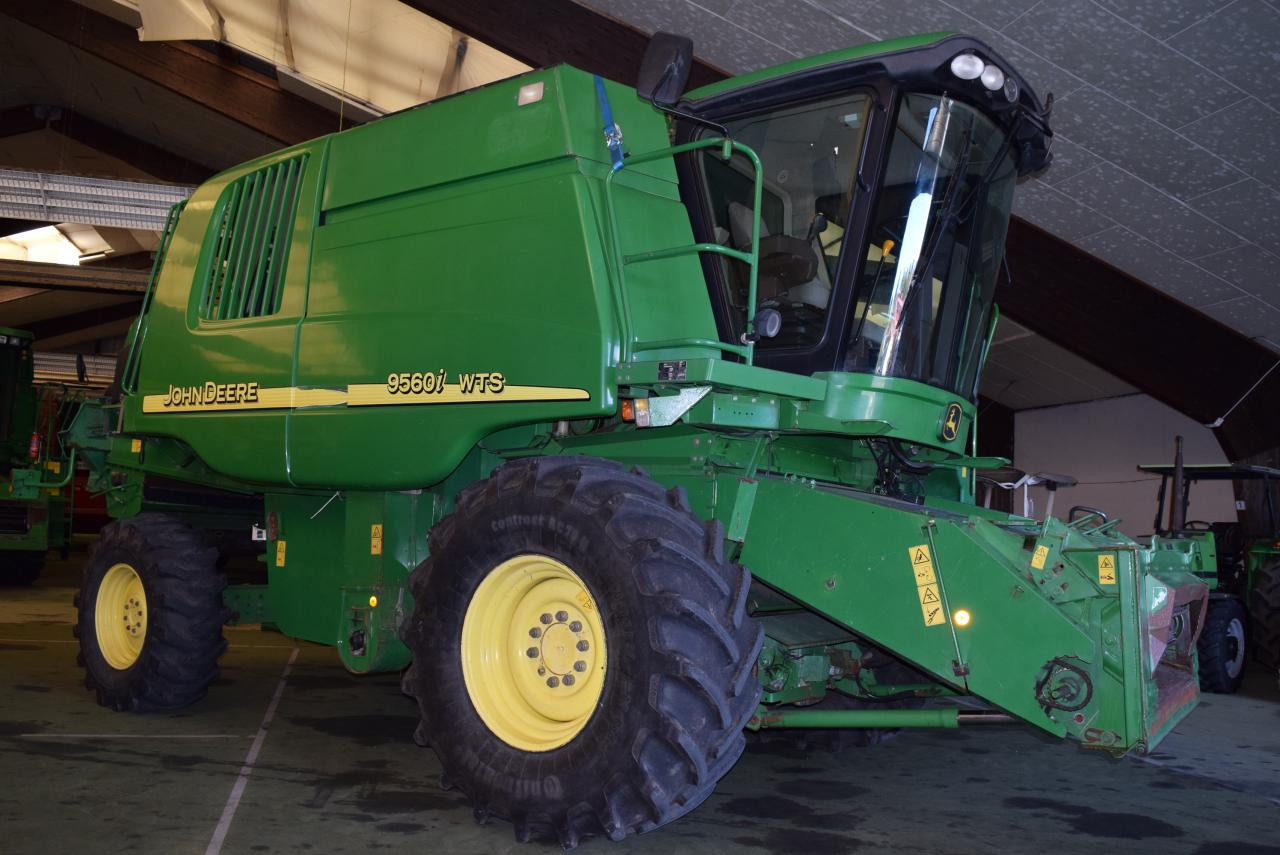 John Deere 9560 i WTS - Combine harvester: picture 2 John Deere 9560 i WTS - Combine harvester: picture 2