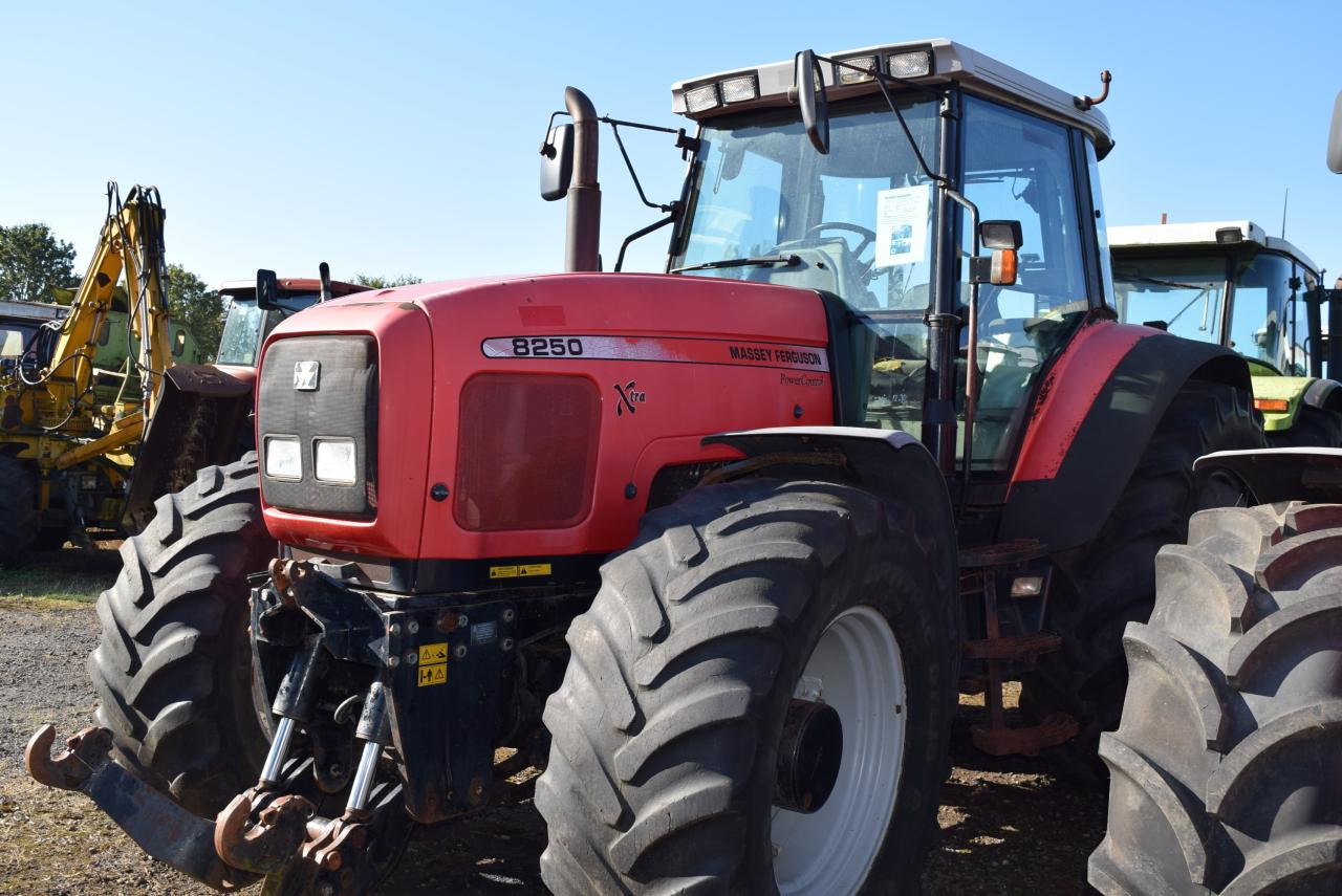 Massey Ferguson MF 8250 - Farm tractor: picture 1 Massey Ferguson MF 8250 - Farm tractor: picture 1
